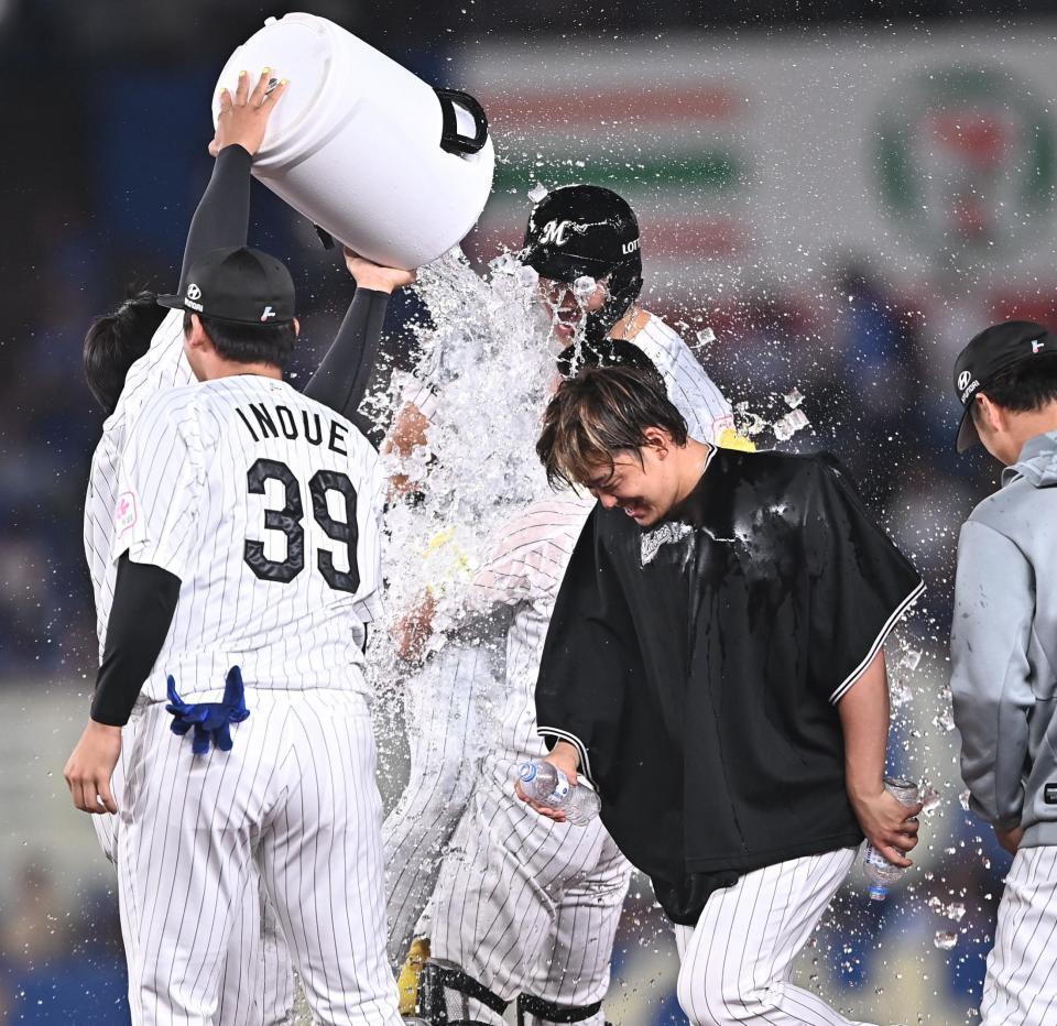 ９回、サヨナラの右前適時打を放ちウォーターシャワーを浴びる山本（中央）＝撮影・開出牧