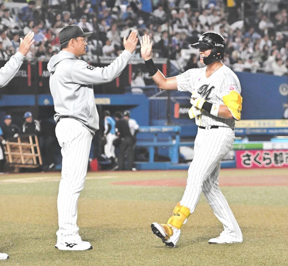 サヨナラ打を放ちサブロー監督（左）とタッチを交わす山本（撮影・開出牧）