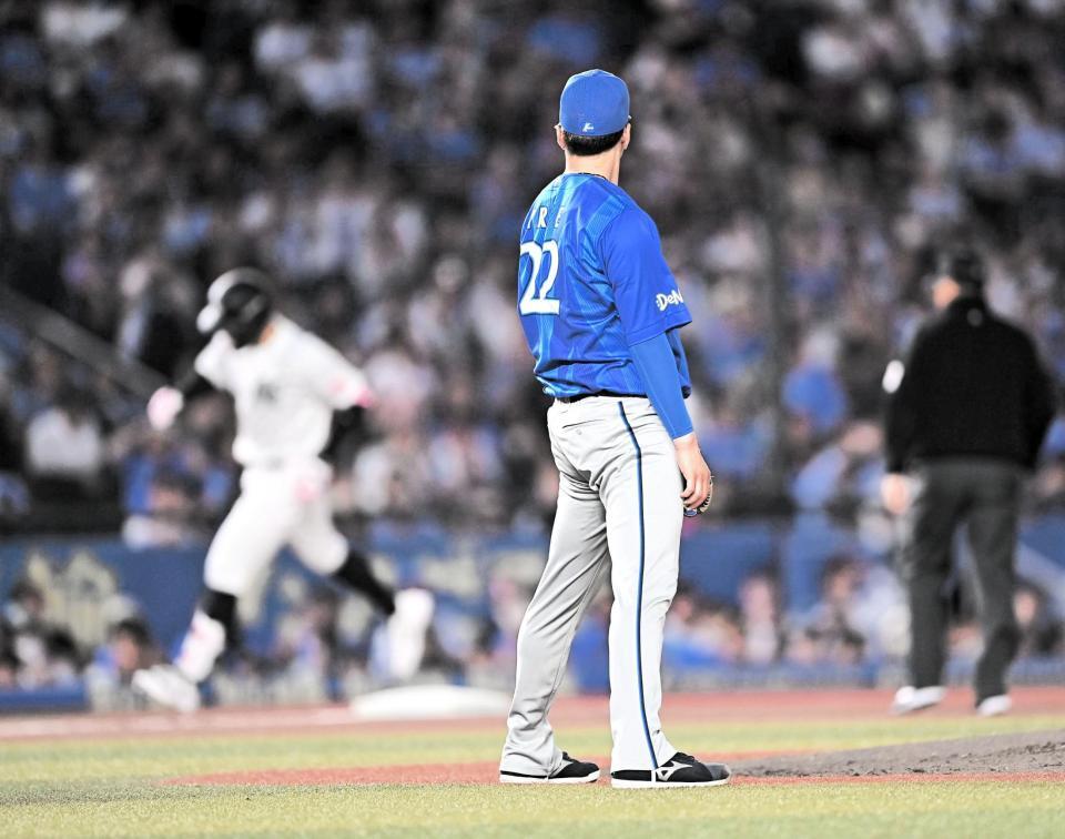 ４回、ソト（後方）に同点の左越えソロを打たれた入江（撮影・開出牧）