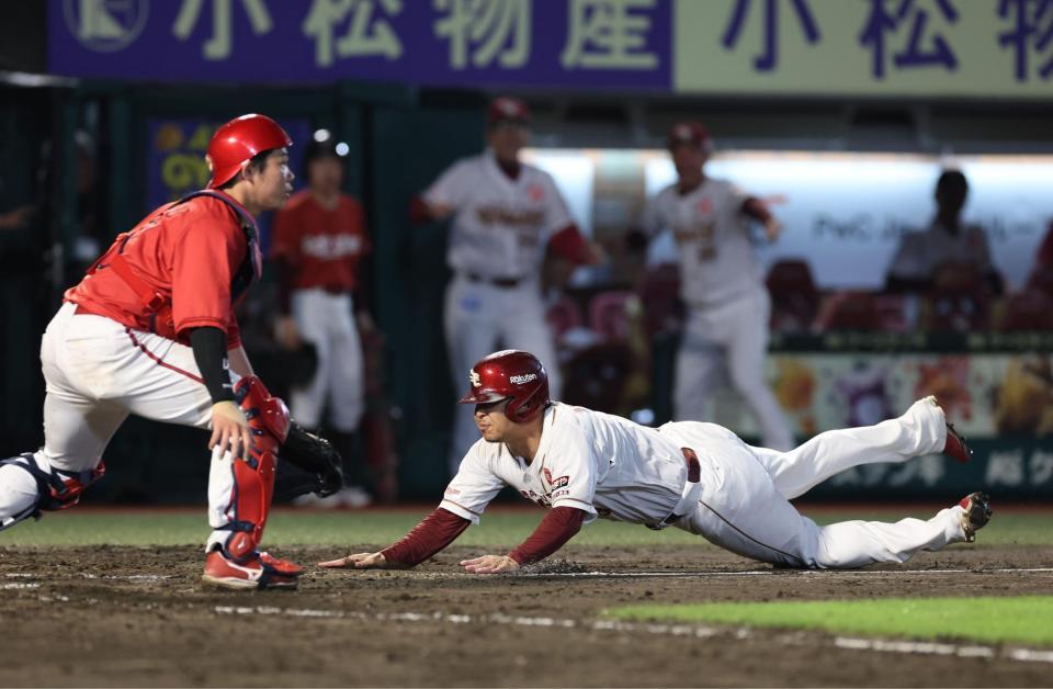 ７回、村林の逆転３点二塁打で一走・浅村がヘッドスライディングで生還（撮影・金田祐二）