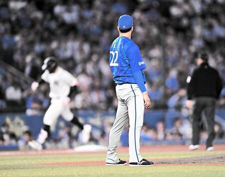 ４回、ソト（後方）に同点の左越えソロを打たれた入江（撮影・開出牧）