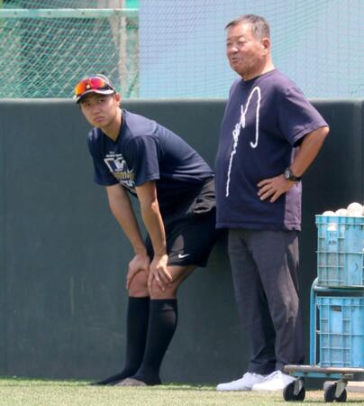 　山口高志さん（右）と話す関大・米沢