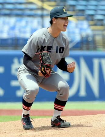 ４回、多田羅から三振を奪い５者連続三振、雄叫びを上げる慶大・渡辺和大（撮影・佐藤厚）