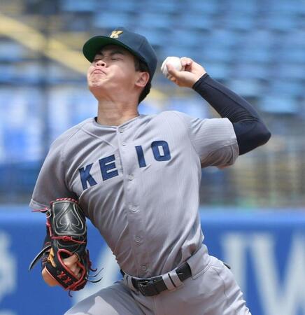東北福祉大打線を相手に力投する慶大・渡辺和大（撮影・佐藤厚）