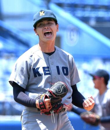 ６回、多田羅から１４個目の三振を奪い、雄叫びを上げる慶大・渡辺和大（撮影・佐藤厚）