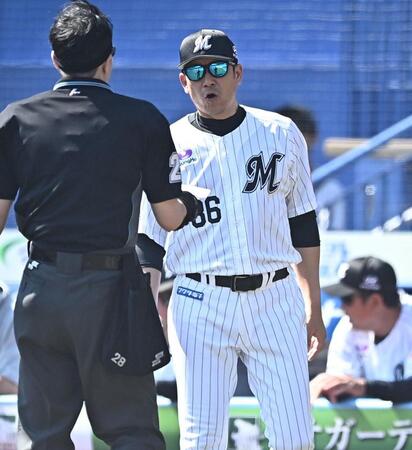 ２回、投手交代を告げるサブロー監督（撮影・開出牧）