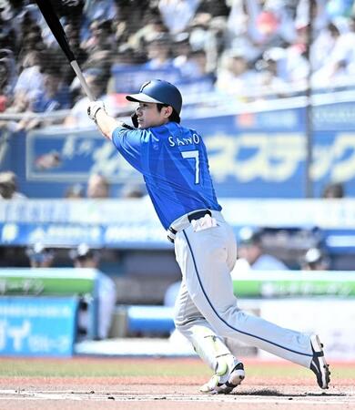 １回ＤｅＮＡ１死一塁、先制の左越え適時二塁打を放つ佐野恵太＝ＺＯＺＯマリンスタジアム（撮影・開出牧）