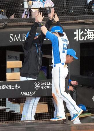 ８回裏、本塁打を放った田宮（右）を迎える新庄監督