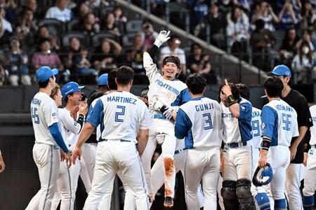 サヨナラ本塁打を放ち祝福される日本ハム・水野（中央）