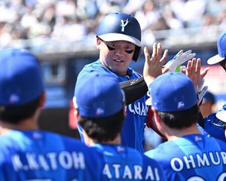 ２回、３ランを放ちナインとタッチを交わす牧（撮影・開出牧）
