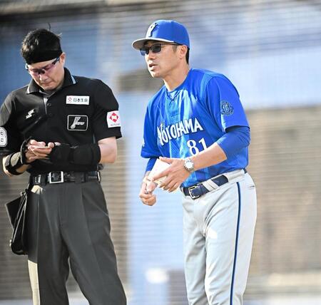 投手交代を告げるＤｅＮＡ・相川亮二監督＝ＺＯＺＯマリンスタジアム（撮影・開出牧）