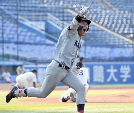 ９回、山本峻輔は藤本志生（右）から左前にサヨナラ打を放ち、ガッツポーズ（撮影・佐藤厚）