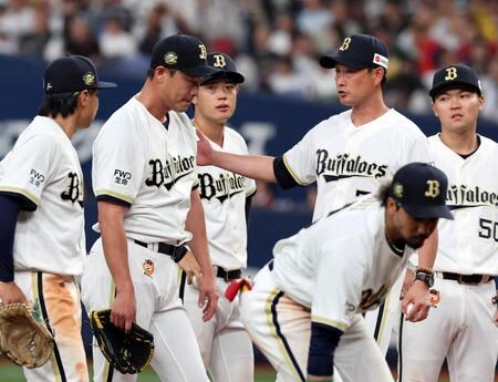 ９回、岩嵜を降板させる岸田監督（撮影・山口登）