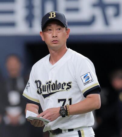 メンバー表の交換を終えた岸田監督（撮影・西田忠信）