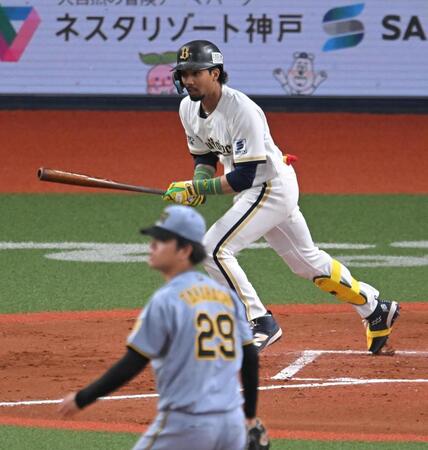 ６回、適時打を放つ宗（撮影・飯室逸平）