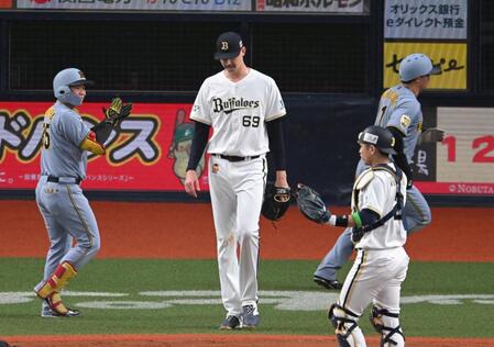 ４回、追加点を許し、肩を落とすジェリー（撮影・飯室逸平）