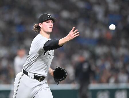 ４回、古賀悠の投ゴロをさばきトスするウィットリー（撮影・園田高夫）