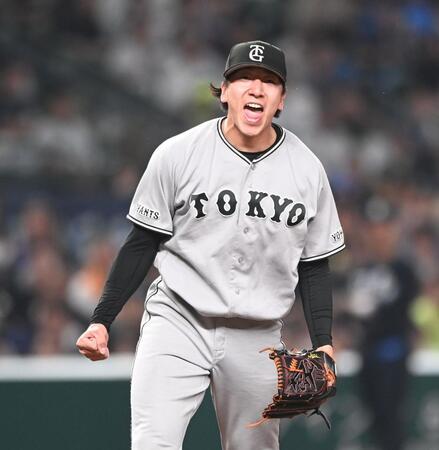 ８回１イニングを３者連続三振に仕留め雄たけびをあげる大勢（撮影・園田高夫）