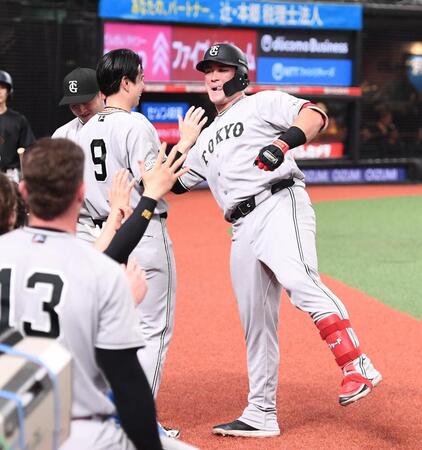 ２回、勝ち越しソロを放ち松本（左）らナインに祝福されるリチャード（撮影・園田高夫）