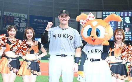 ガッツポーズをするリチャード（中央）＝撮影・園田高夫