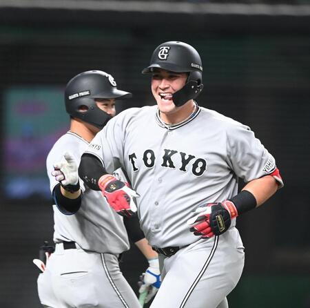２回、勝ち越しソロを放ち笑顔を見せるリチャード（撮影・園田高夫）