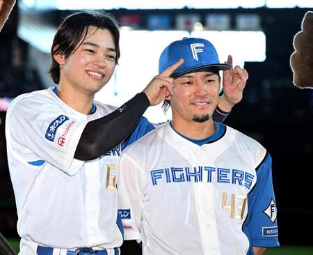 ヒーローインタビュー後、ポーズをとる日本ハムの田宮（左）と水野