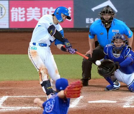 ８回裏１死、田宮が右越えソロを放つ。捕手石伊　※※　＝エスコン