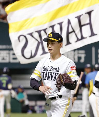 　７回１失点で投げ終えベンチに戻る前田悠。４勝目を挙げた