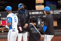 中日に勝利し、細野（右）を迎える新庄監督