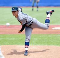 東北福祉大打線を相手に力投する慶大・渡辺和大（撮影・佐藤厚）