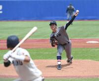 東北福祉大打線を相手に力投する慶大・渡辺和大（撮影・佐藤厚）