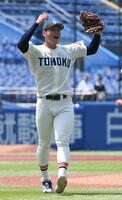 ７回、林純司を空振り三振に打ち取り、雄叫びを上げる東北福祉大・猪俣駿太（撮影・佐藤厚）
