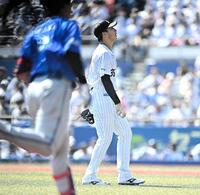 ２回、牧（手前）に中越え３ランを打たれた田中（撮影・開出牧）