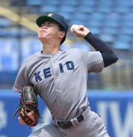 東北福祉大打線を相手に力投する慶大・渡辺和大（撮影・佐藤厚）