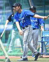 試合前の練習でノックをする相川監督（撮影・開出牧）