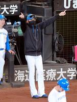 ８回裏、田宮の打球についてリプレー検証を求める新庄監督