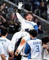 サヨナラ本塁打を放ち祝福される水野　