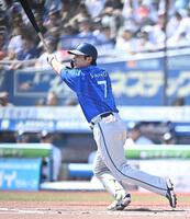 １回、先制の左越え適時二塁打を放つ佐野（撮影・開出牧）