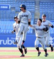 ９回、山本峻輔（中央）は左前にサヨナラ打を放ち、歓喜の大ジャンプ（撮影・佐藤厚）