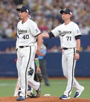 ９回、岩嵜（左）の交代を告げた岸田監督（撮影・西田忠信）