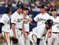 ９回、岩嵜を降板させる岸田監督（撮影・山口登）