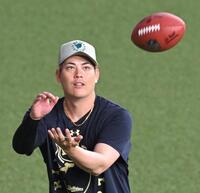 登板へ向け調整する九里（撮影・飯室逸平）