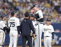 ６回、マウンドに集まるジェリーら（右から２人目）＝撮影・西田忠信