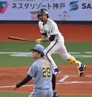 ６回、適時打を放つ宗（撮影・飯室逸平）