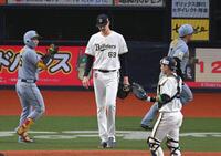 ４回、追加点を許し、肩を落とすジェリー（撮影・飯室逸平）