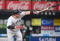 ２回、勝ち越しソロを放つ巨人・リチャード＝ベルーナドーム（撮影・園田高夫）