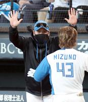 サヨナラ本塁打を放った水野（手前）を迎える新庄監督