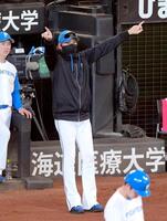 ８回裏、田宮の打球についてリプレー検証を求める新庄監督