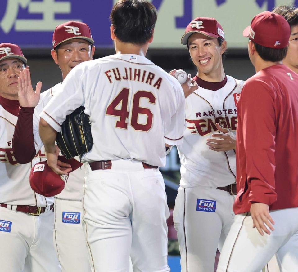　藤平からウイニングボールを受け取り笑顔の岸（撮影・金田祐二）