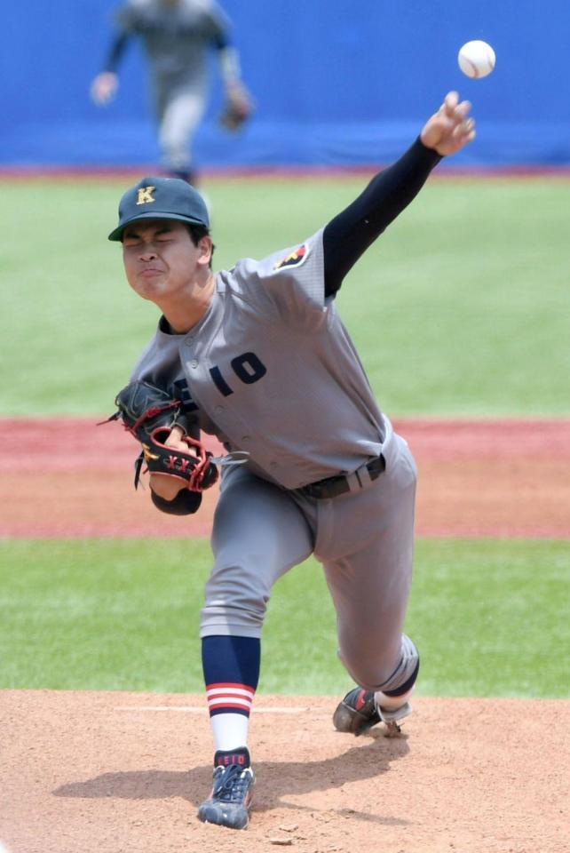 東北福祉大打線を相手に力投する慶大・渡辺和大（撮影・佐藤厚）
